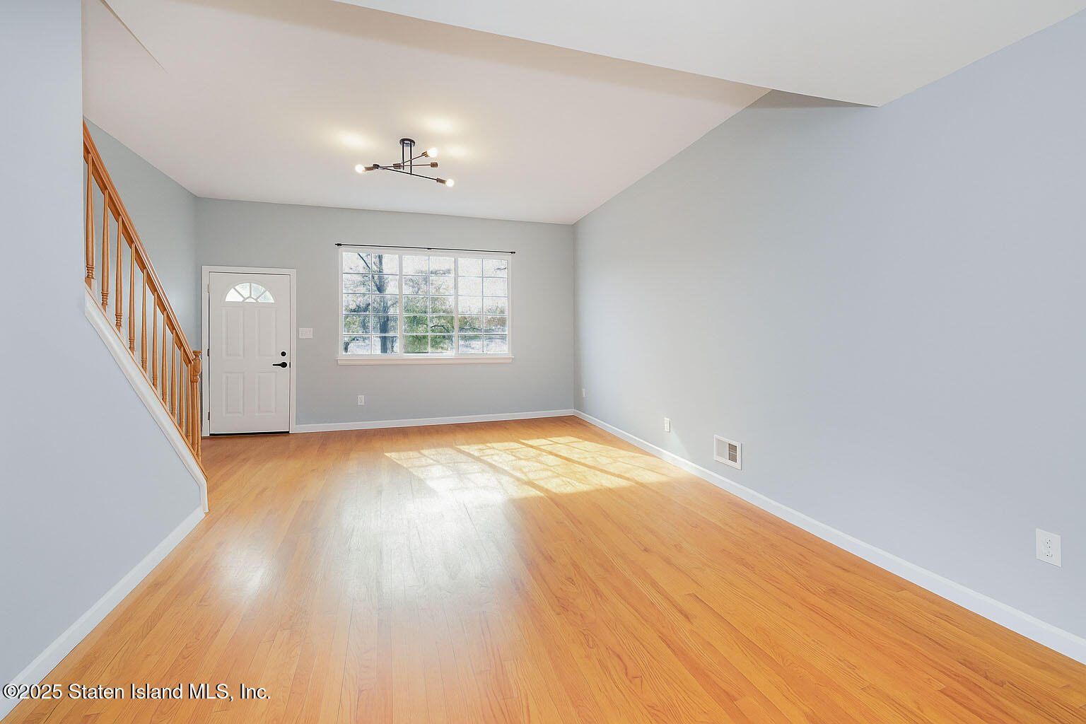 (4) LIVING ROOM