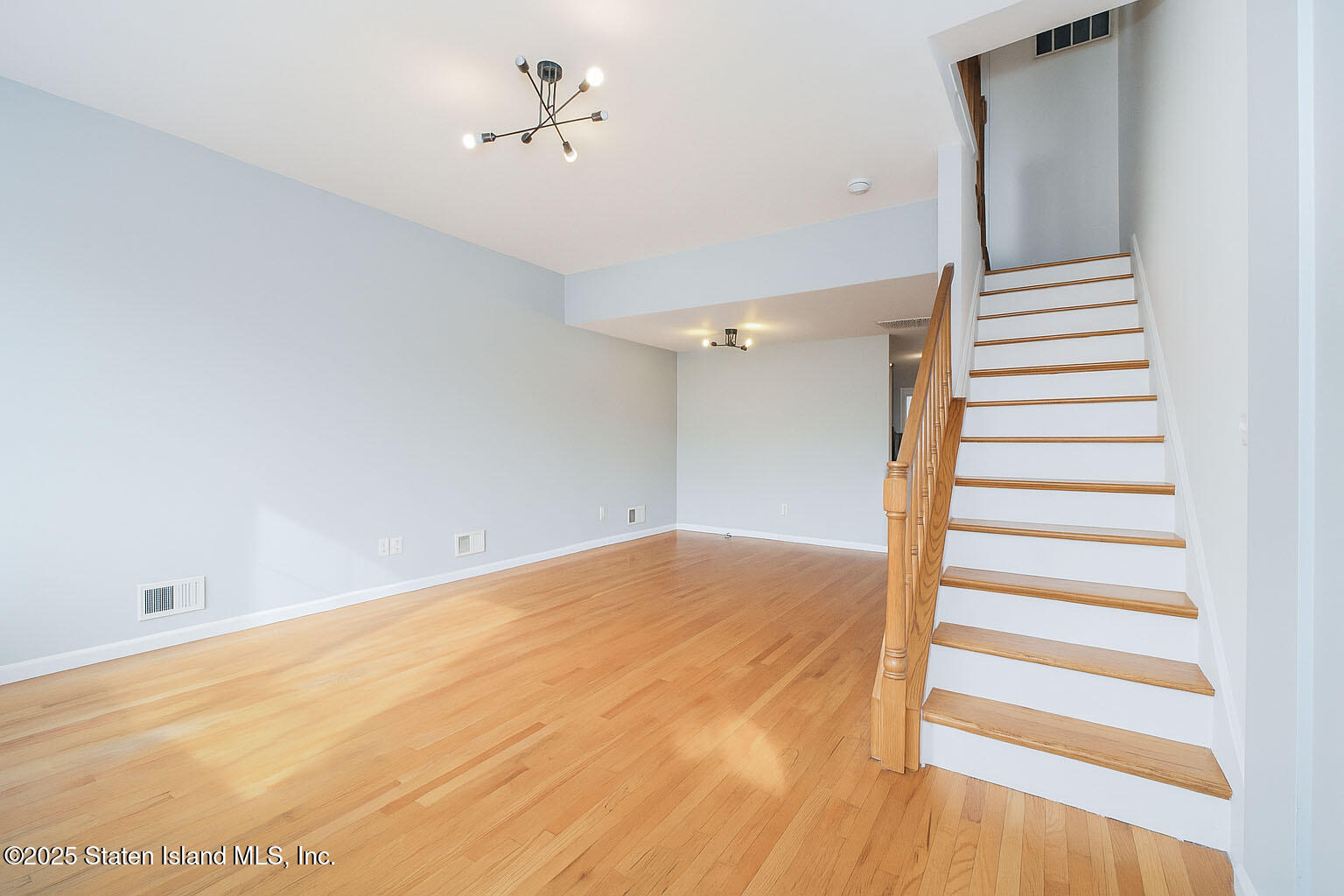 (5) LIVING ROOM