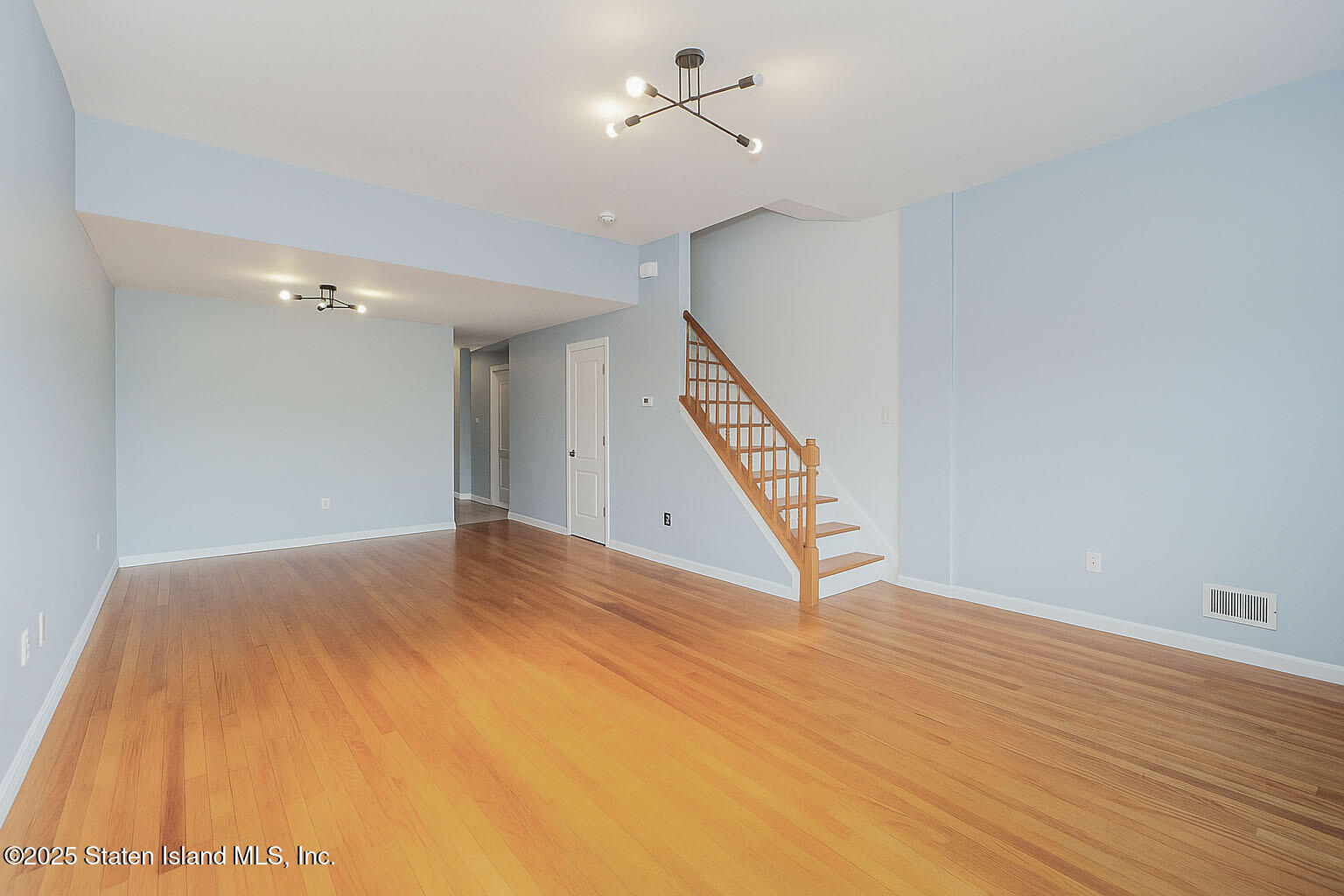(6) LIVING ROOM