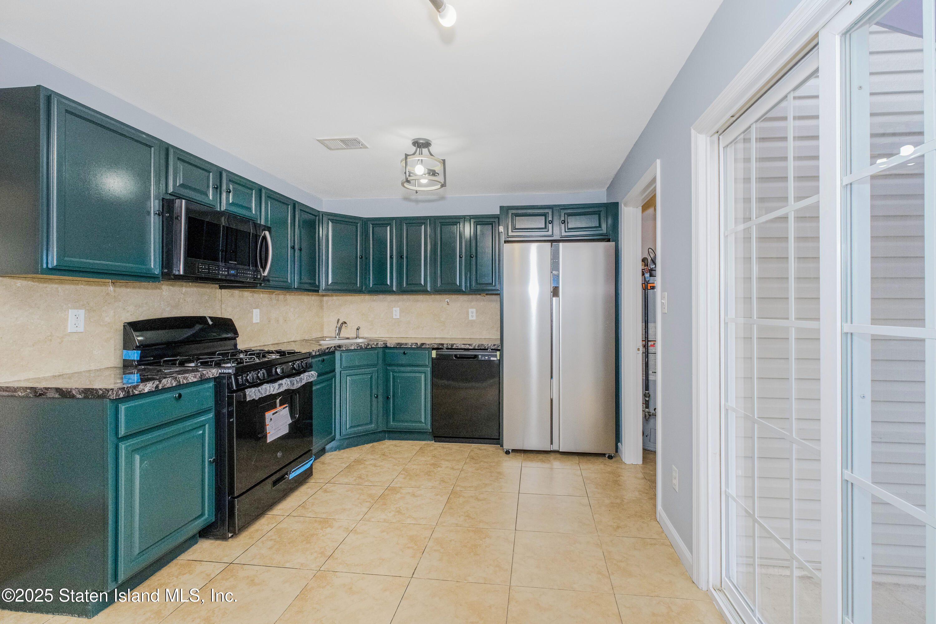 (7) KITCHEN