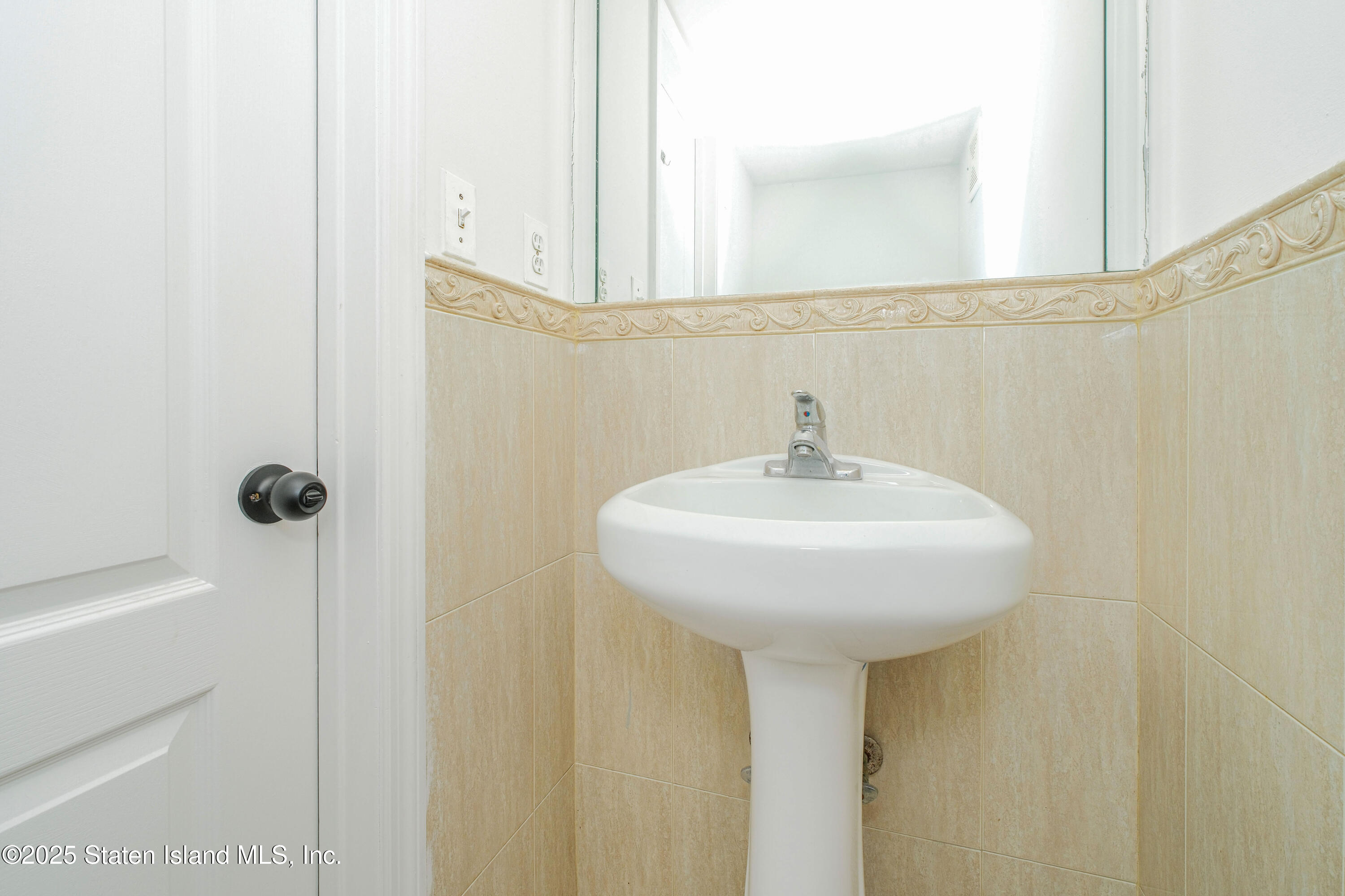 631 Goethals Road North Staten Island, NY 10314 - Photo 9 of 19 (9) HALF BATH
