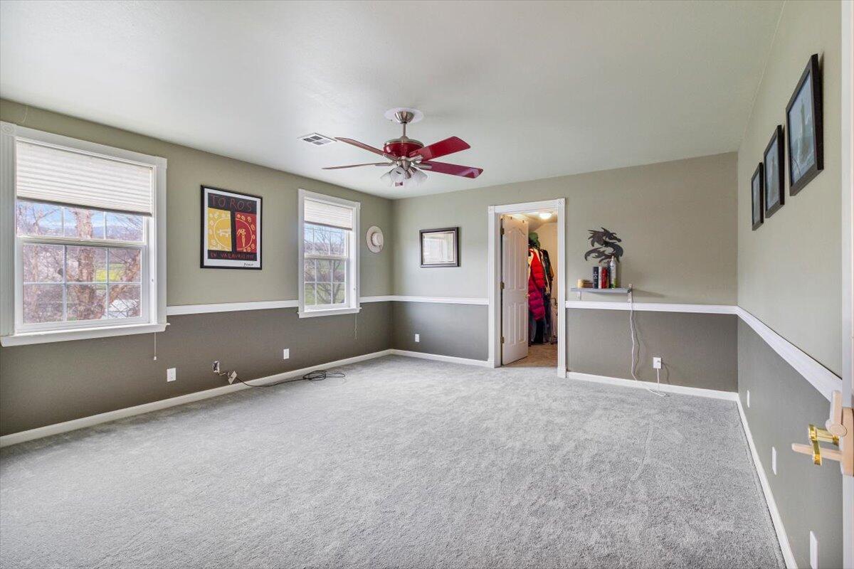 811 Carpenter Hill Road Medford, OR 97501 - Photo 39 of 53 5th Bedroom with Walk-in Closet