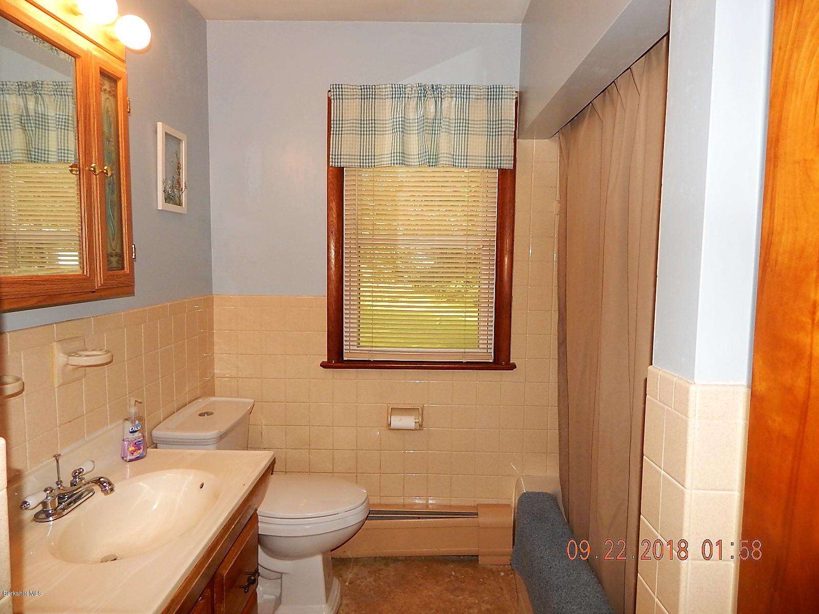 242 Cheshire Road Pittsfield, MA 01201 - Photo 5 of 20 Bath
