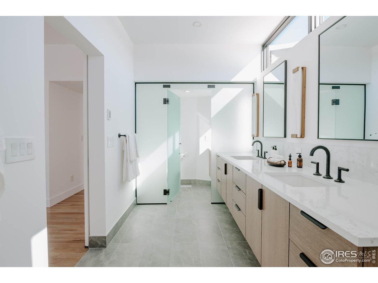 1175 Georgetown Road Boulder, CO 80305 - Photo 20 of 40 Distinctive glass partition wall separating toilet room.