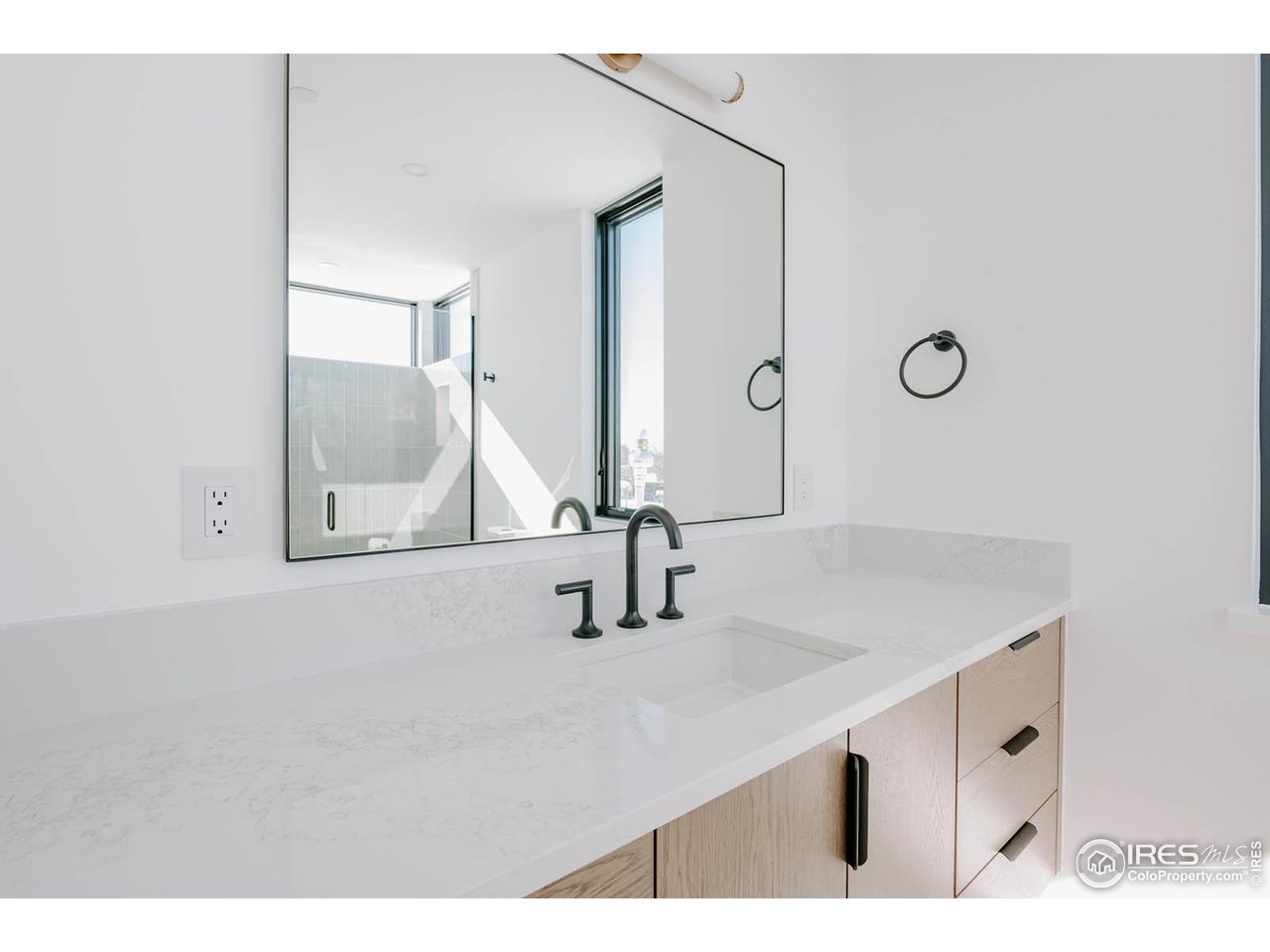 1175 Georgetown Road Boulder, CO 80305 - Photo 26 of 40 Upper level junior primary ensuite bath.