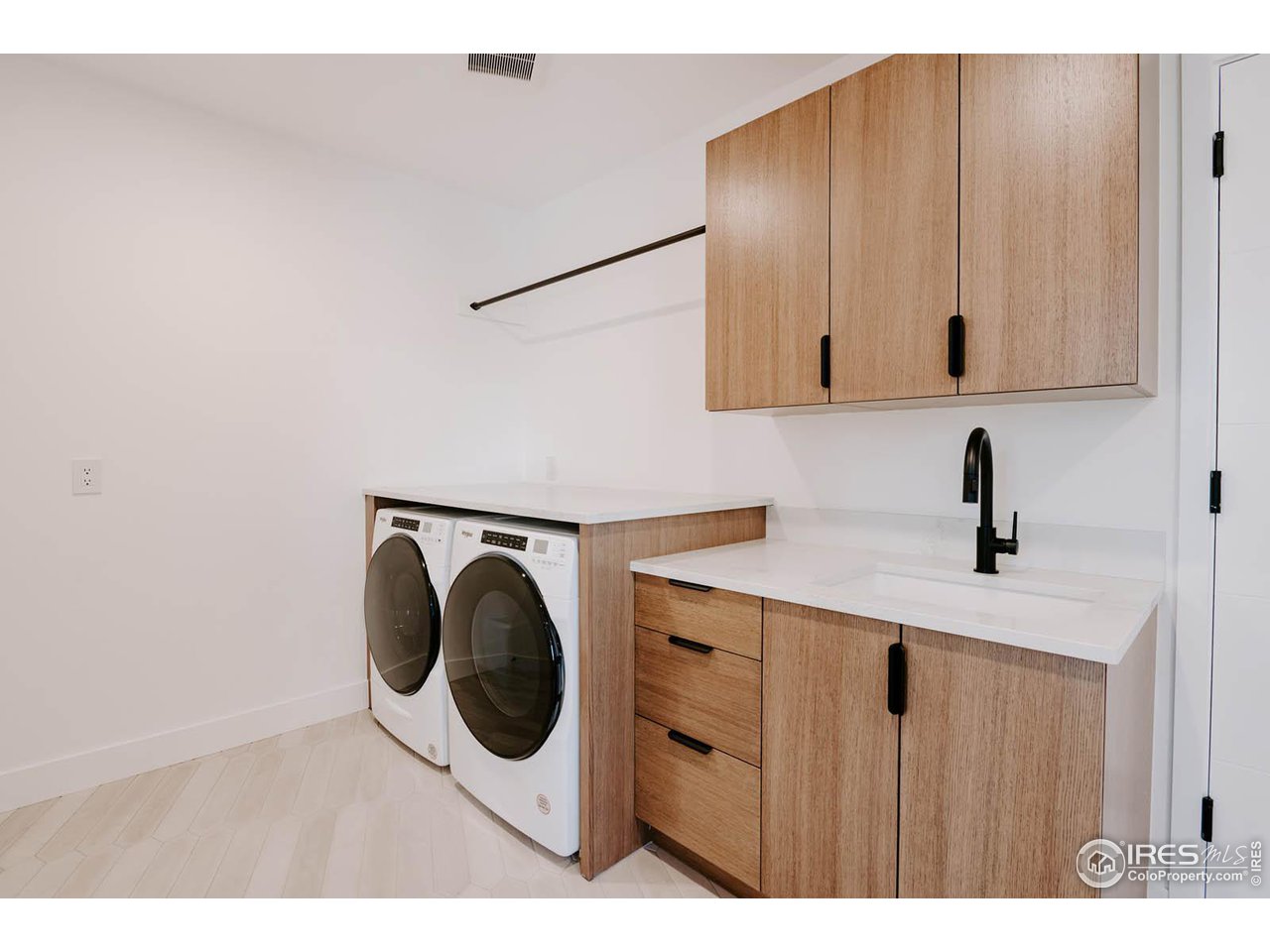 1175 Georgetown Road Boulder, CO 80305 - Photo 33 of 40 Large laundry/mudroom just off the garage