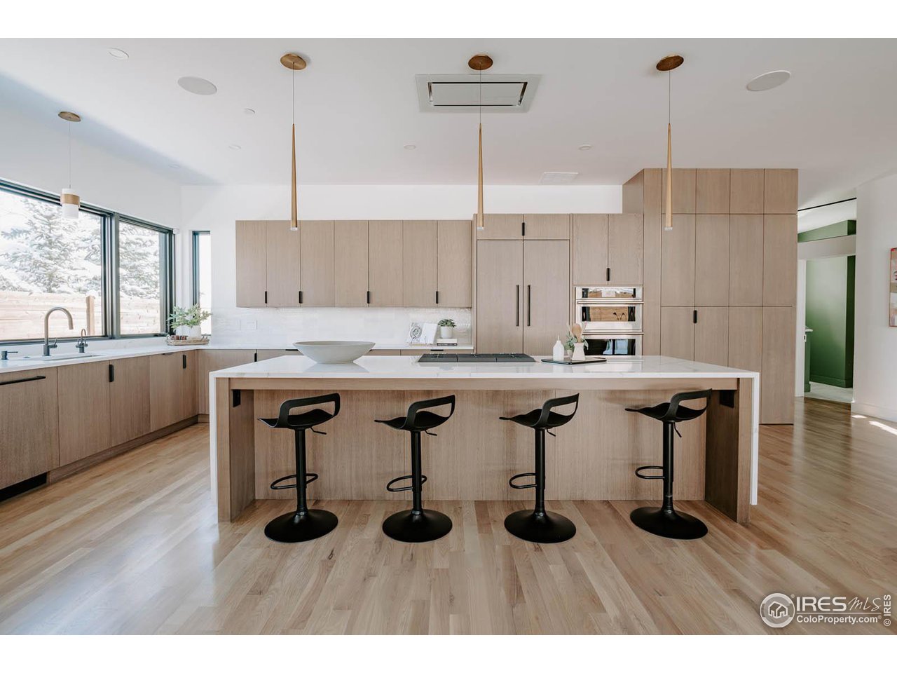 1175 Georgetown Road Boulder, CO 80305 - Photo 4 of 40 Entertain in this sophisticated kitchen with high end appliances, 10'+ island and hidden pantry.