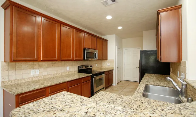 $2,000 | 14 Bowerbank Court, Magnolia, TX 77354