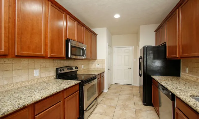 $2,000 | 14 Bowerbank Court, Magnolia, TX 77354