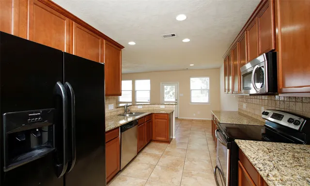 $2,000 | 14 Bowerbank Court, Magnolia, TX 77354