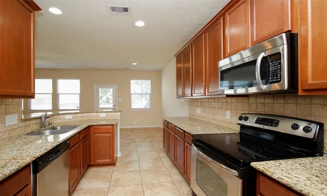 $2,000 | 14 Bowerbank Court, Magnolia, TX 77354