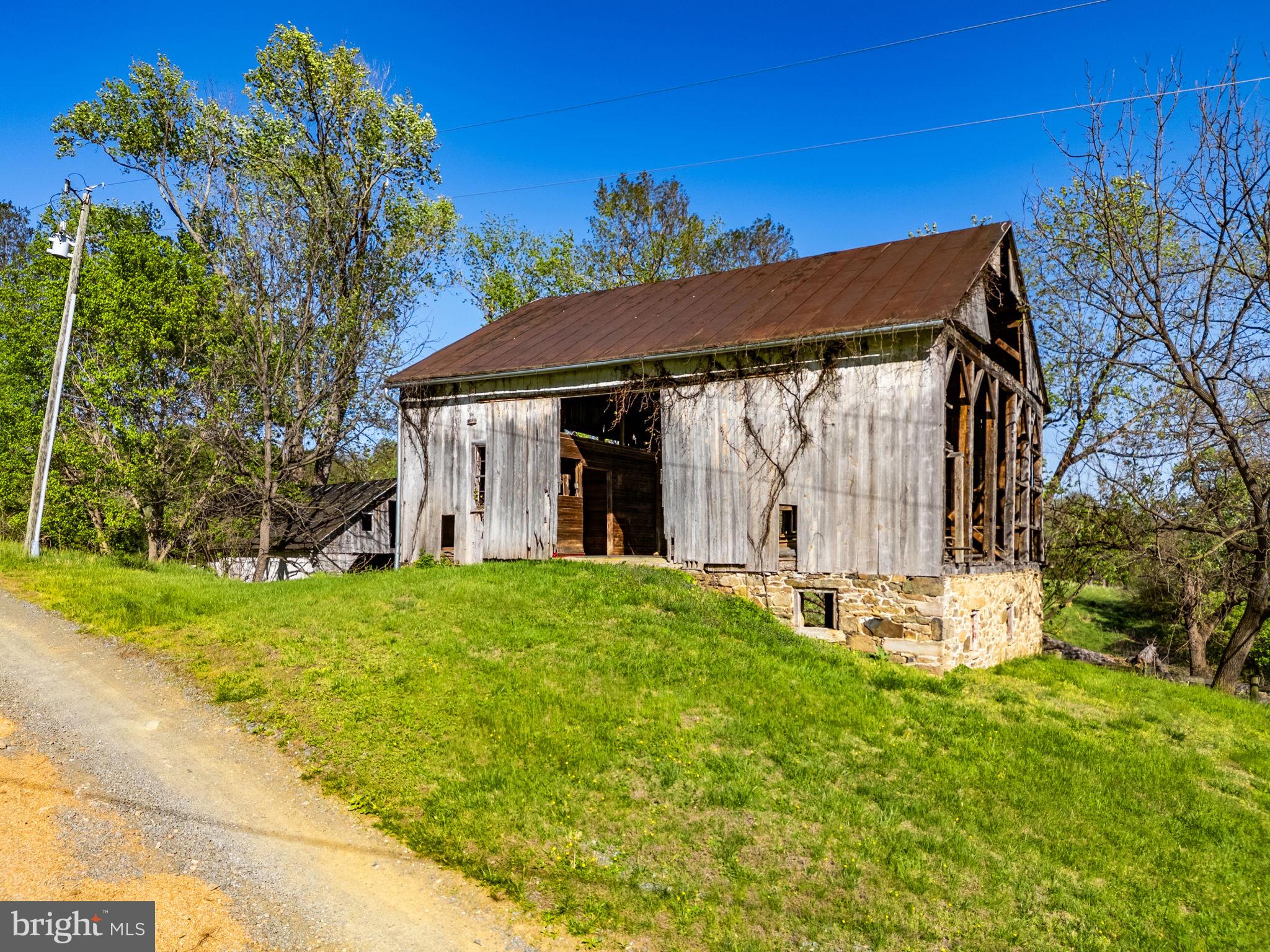 19520 Lincoln Road Purcellville, VA 20132 - Photo 27 of 28 Old barn