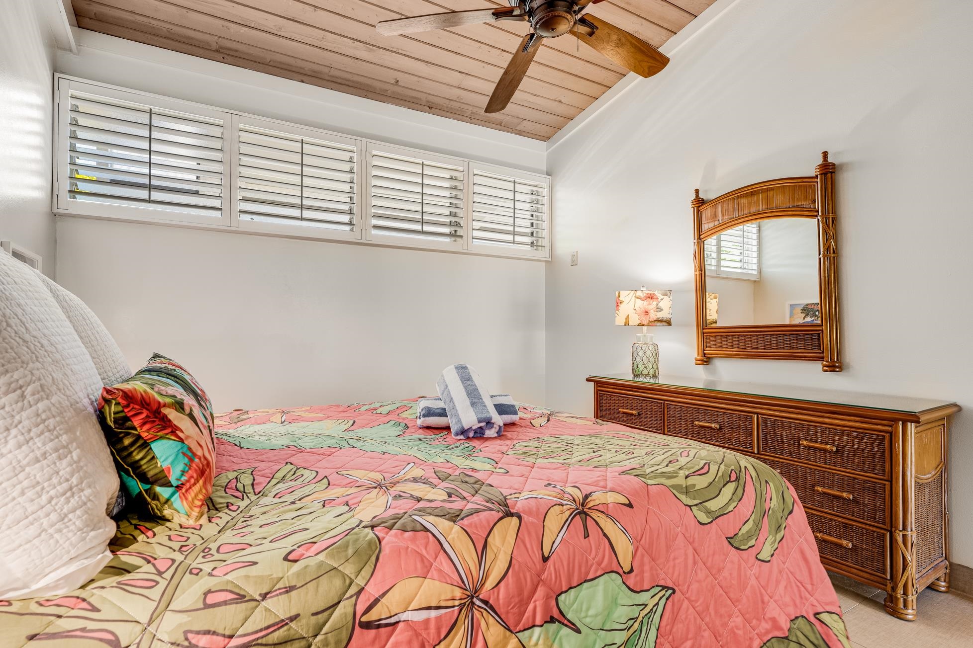 5315 Lower Honoapiilani Road, Unit F249 Lahaina, HI 96761 - Photo 15 of 33 a bedroom with a bed and a dresser