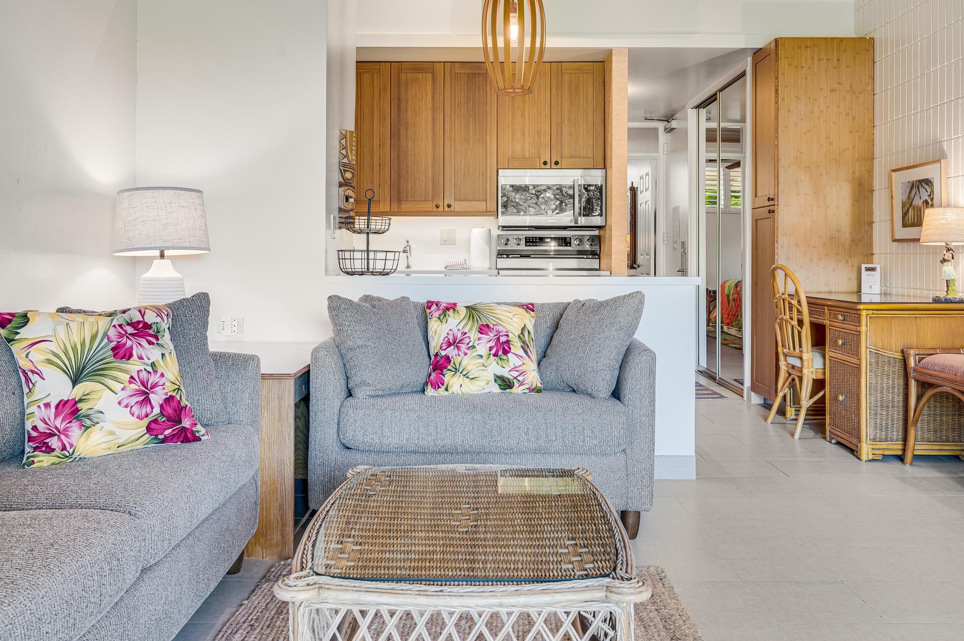 5315 Lower Honoapiilani Road, Unit F249 Lahaina, HI 96761 - Photo 8 of 33 a living room with furniture and a couch