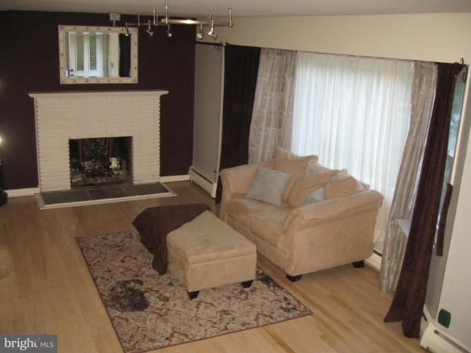 818 Providence Road Towson, MD 21286 - Photo 12 of 30 Living Room