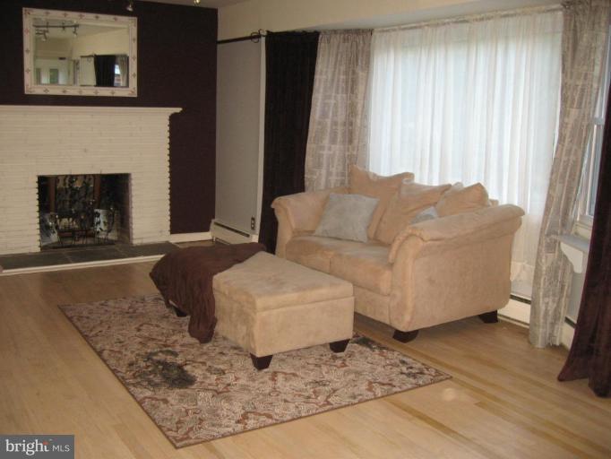 818 Providence Road Towson, MD 21286 - Photo 13 of 30 Living Room #2