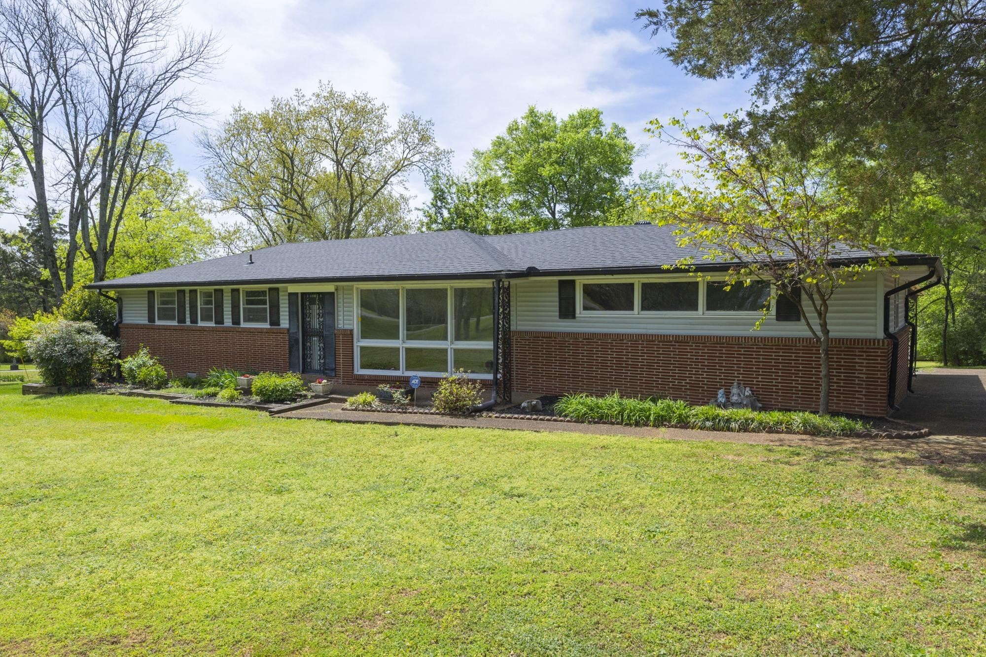 127 Riviera Drive Hendersonville, TN 37075 - Photo 3 of 46 a view of a house with a yard and sitting area