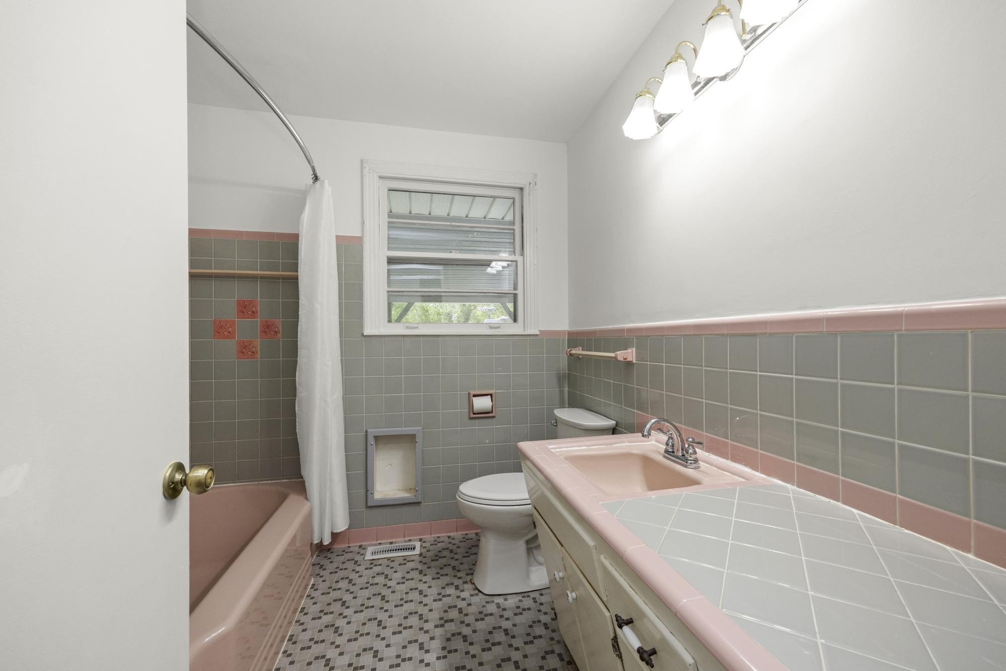 127 Riviera Drive Hendersonville, TN 37075 - Photo 36 of 46 a bathroom with a sink a toilet and shower