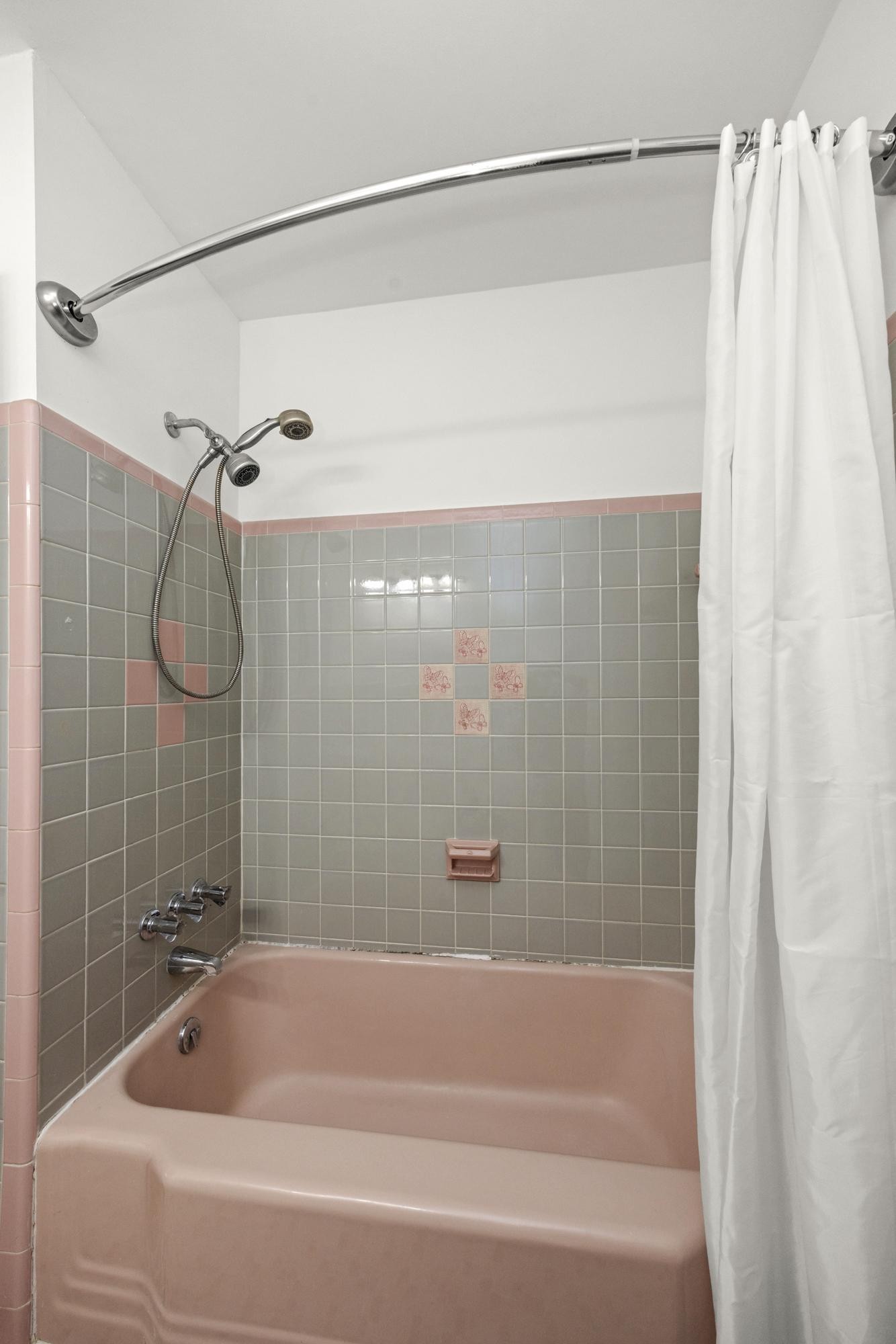 127 Riviera Drive Hendersonville, TN 37075 - Photo 37 of 46 a bathroom with a shower and a bathtub