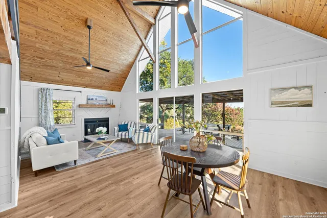 $725,000 | 884 Lakebreeze Drive, Canyon Lake, TX 78133