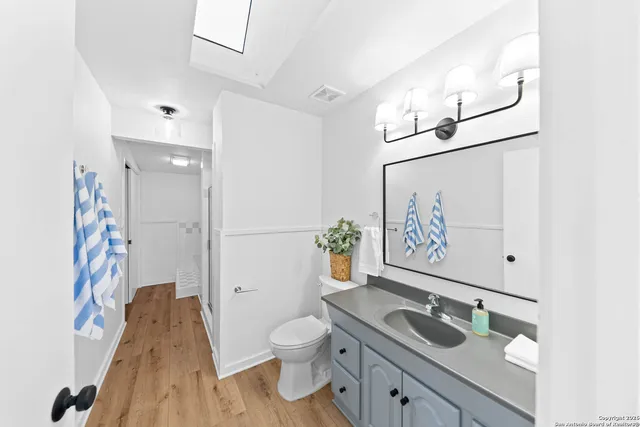 $725,000 | 884 Lakebreeze Drive, Canyon Lake, TX 78133