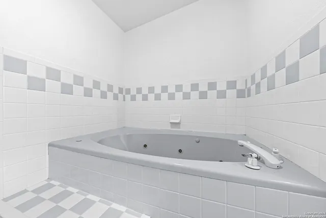 $725,000 | 884 Lakebreeze Drive, Canyon Lake, TX 78133