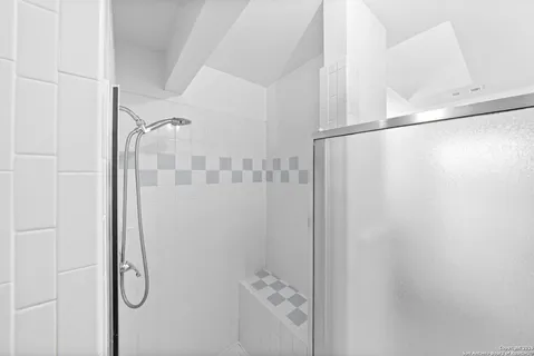 $725,000 | 884 Lakebreeze Drive, Canyon Lake, TX 78133