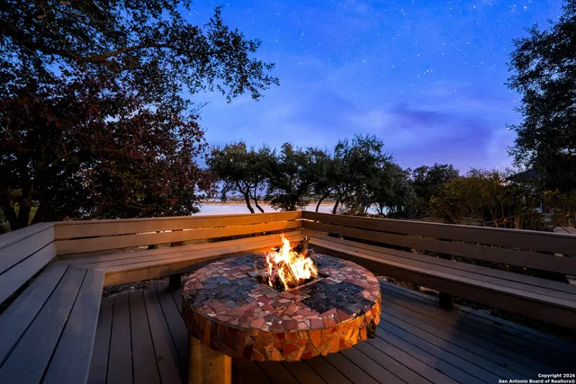 $725,000 | 884 Lakebreeze Drive, Canyon Lake, TX 78133