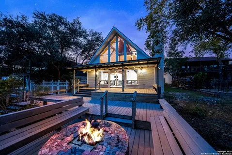 $725,000 | 884 Lakebreeze Drive, Canyon Lake, TX 78133