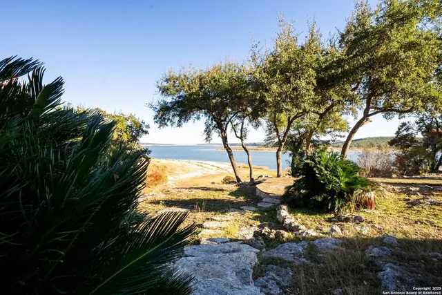 $725,000 | 884 Lakebreeze Drive, Canyon Lake, TX 78133