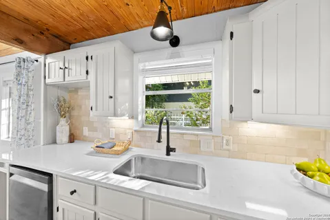 $725,000 | 884 Lakebreeze Drive, Canyon Lake, TX 78133