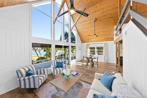 $725,000 | 884 Lakebreeze Drive, Canyon Lake, TX 78133