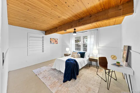 $725,000 | 884 Lakebreeze Drive, Canyon Lake, TX 78133