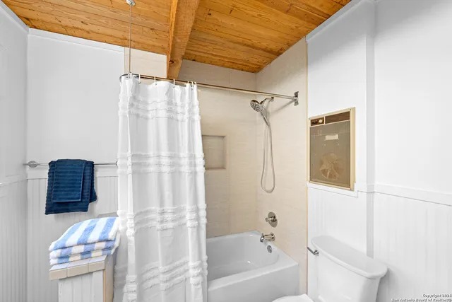 $725,000 | 884 Lakebreeze Drive, Canyon Lake, TX 78133