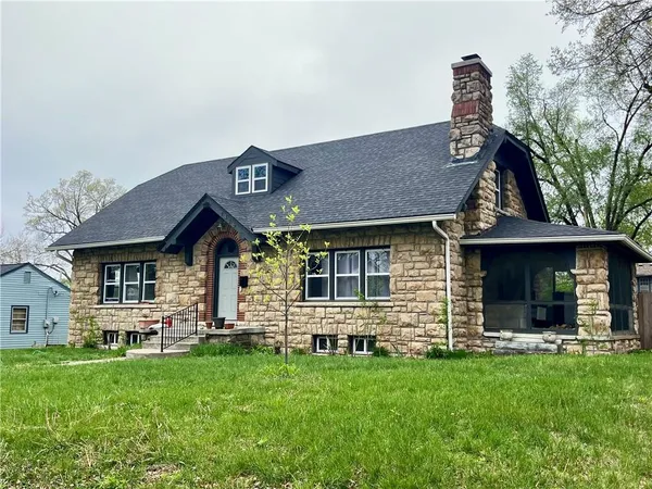 $315,000 | 7426 Wayne Avenue, Kansas City, MO 64131