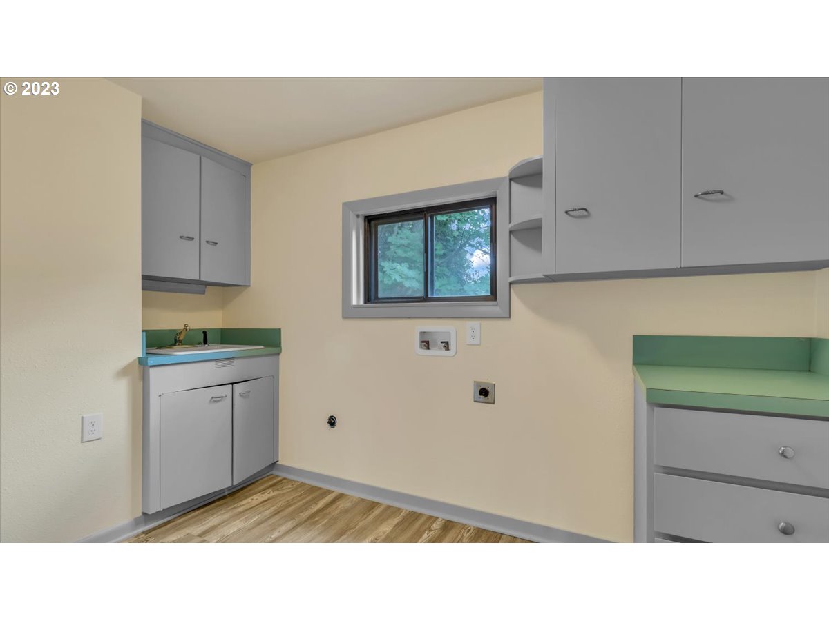 1318 15th Street Oregon City, OR 97045 - Photo 11 of 38 a bathroom with a sink and a mirror