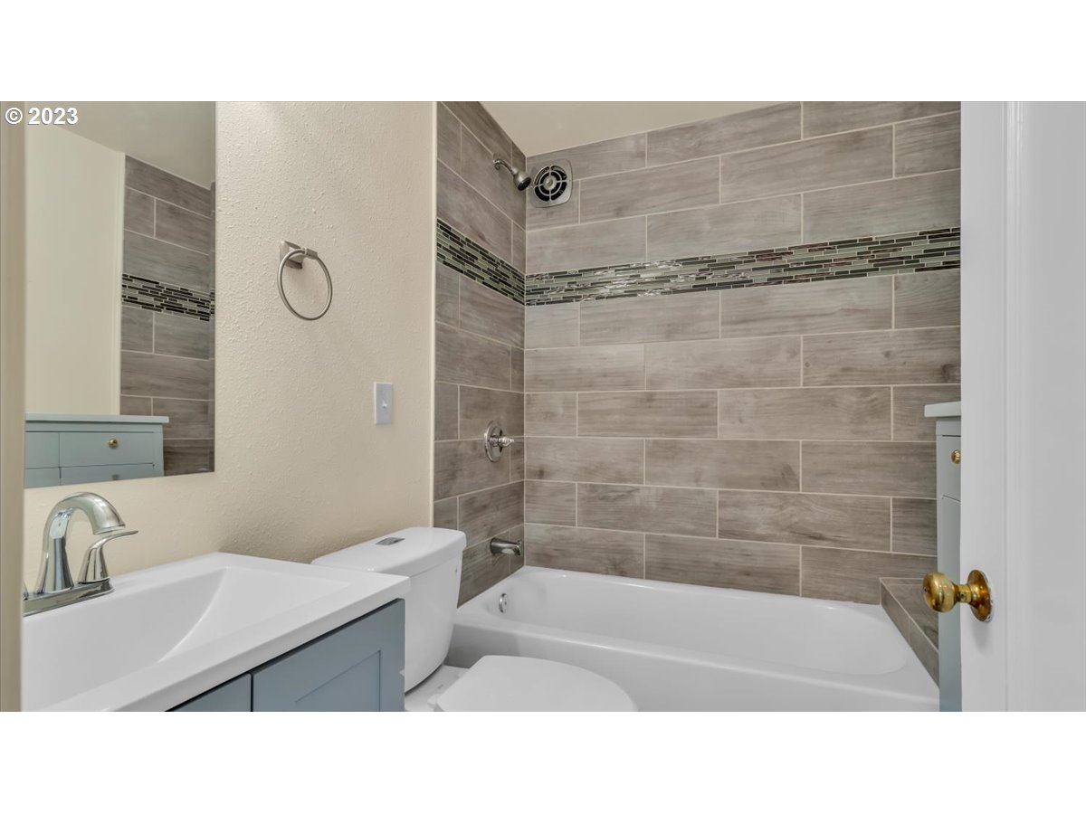 1318 15th Street Oregon City, OR 97045 - Photo 12 of 38 a bathroom with a tub a sink and a shower