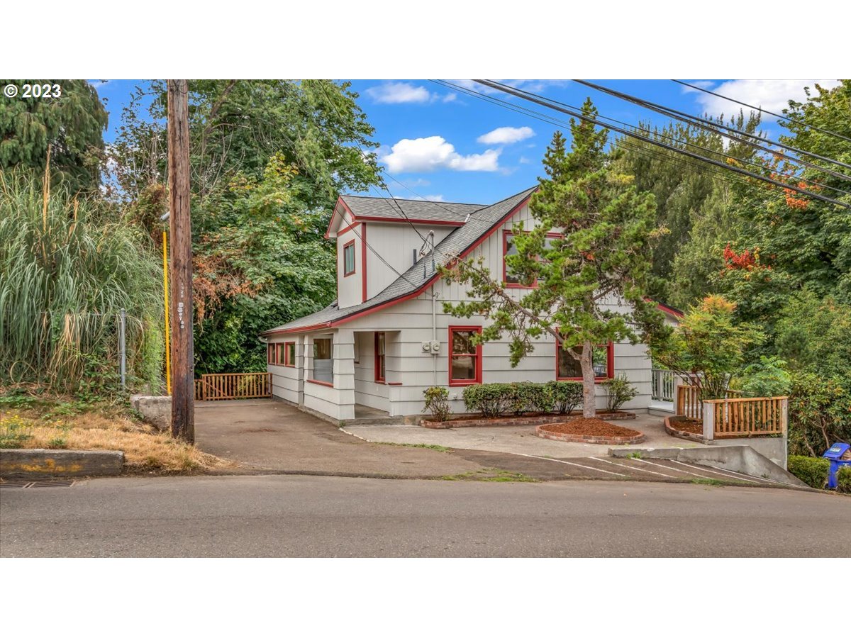 1318 15th Street Oregon City, OR 97045 - Photo 2 of 38 a black and white photo of a house