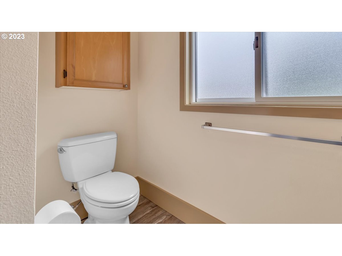 1318 15th Street Oregon City, OR 97045 - Photo 21 of 38 a bathroom with a toilet and a sink
