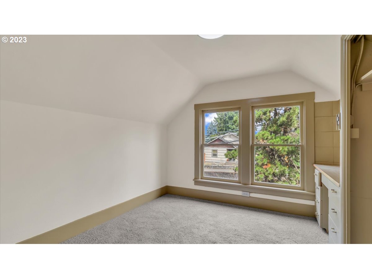 1318 15th Street Oregon City, OR 97045 - Photo 22 of 38 a open living room with a large window