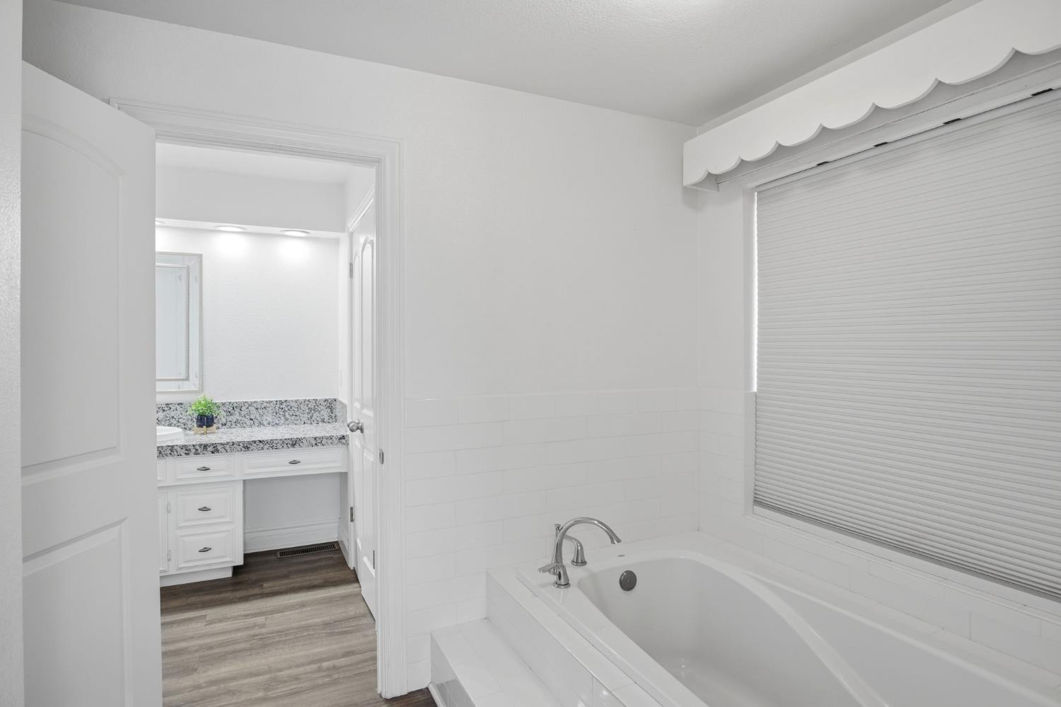 10401 Golf Link Road Turlock, CA 95380 - Photo 21 of 63 a bathroom with a sink a toilet and a bathtub