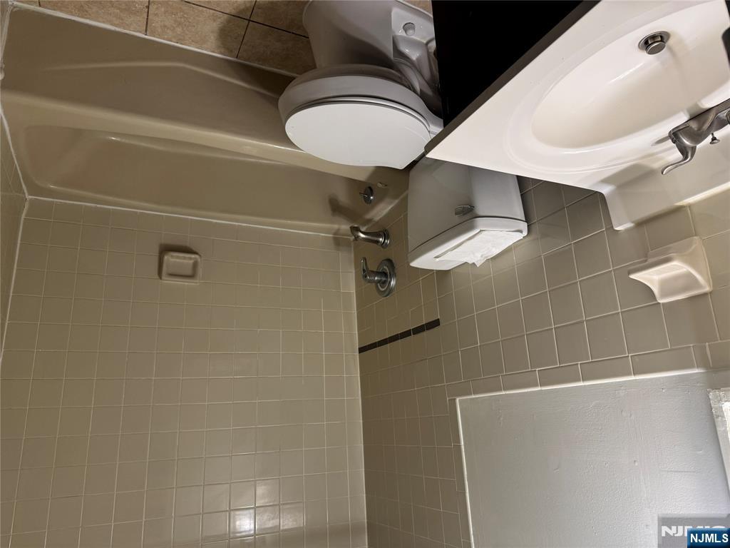 107 Bellgrove Drive, Unit 5A Mahwah, NJ 07430 - Photo 8 of 14 a bathroom with a sink a toilet and a bathtub