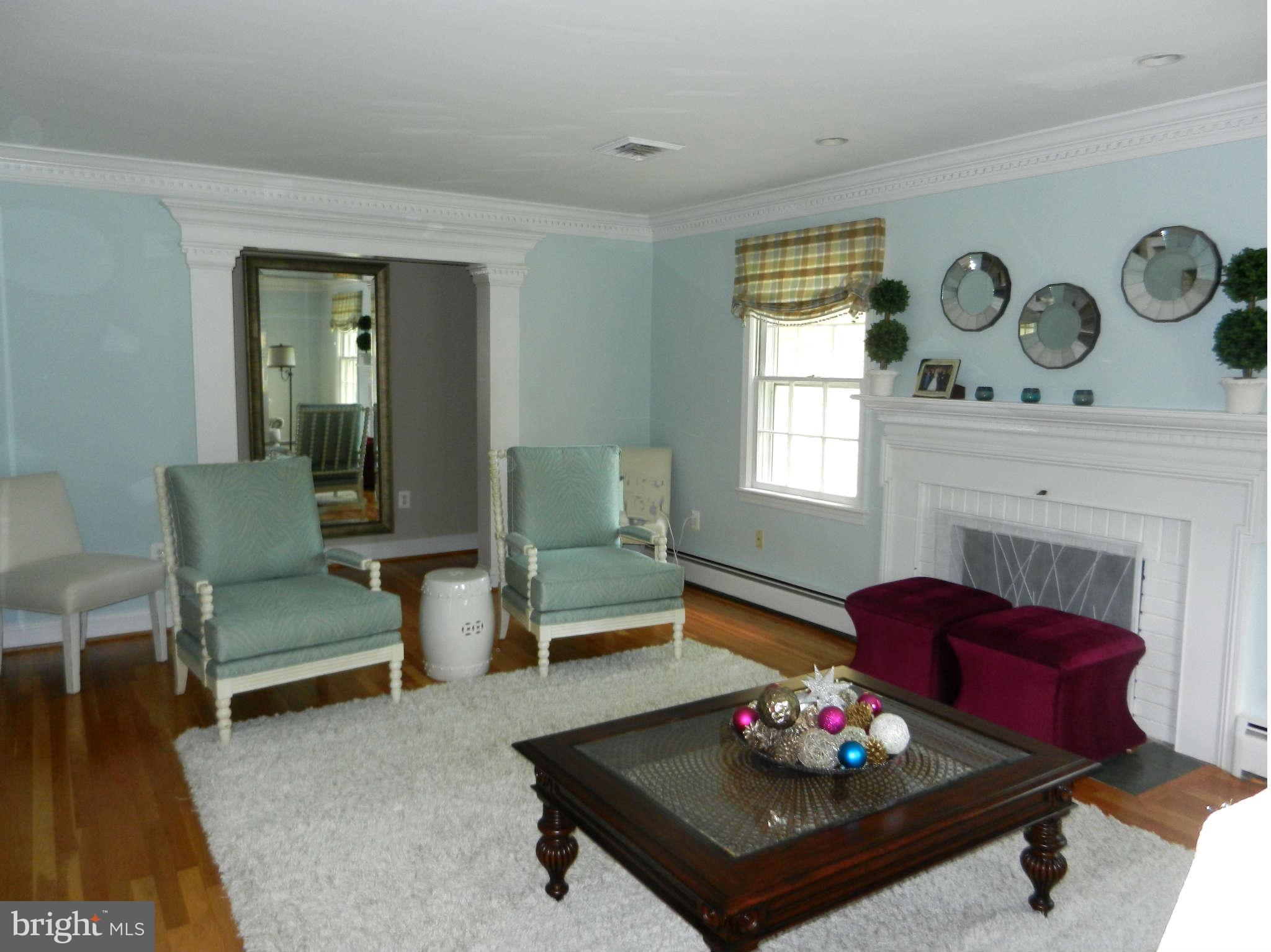 9605 Atwood Road Vienna, VA 22182 - Photo 12 of 30 Living Room