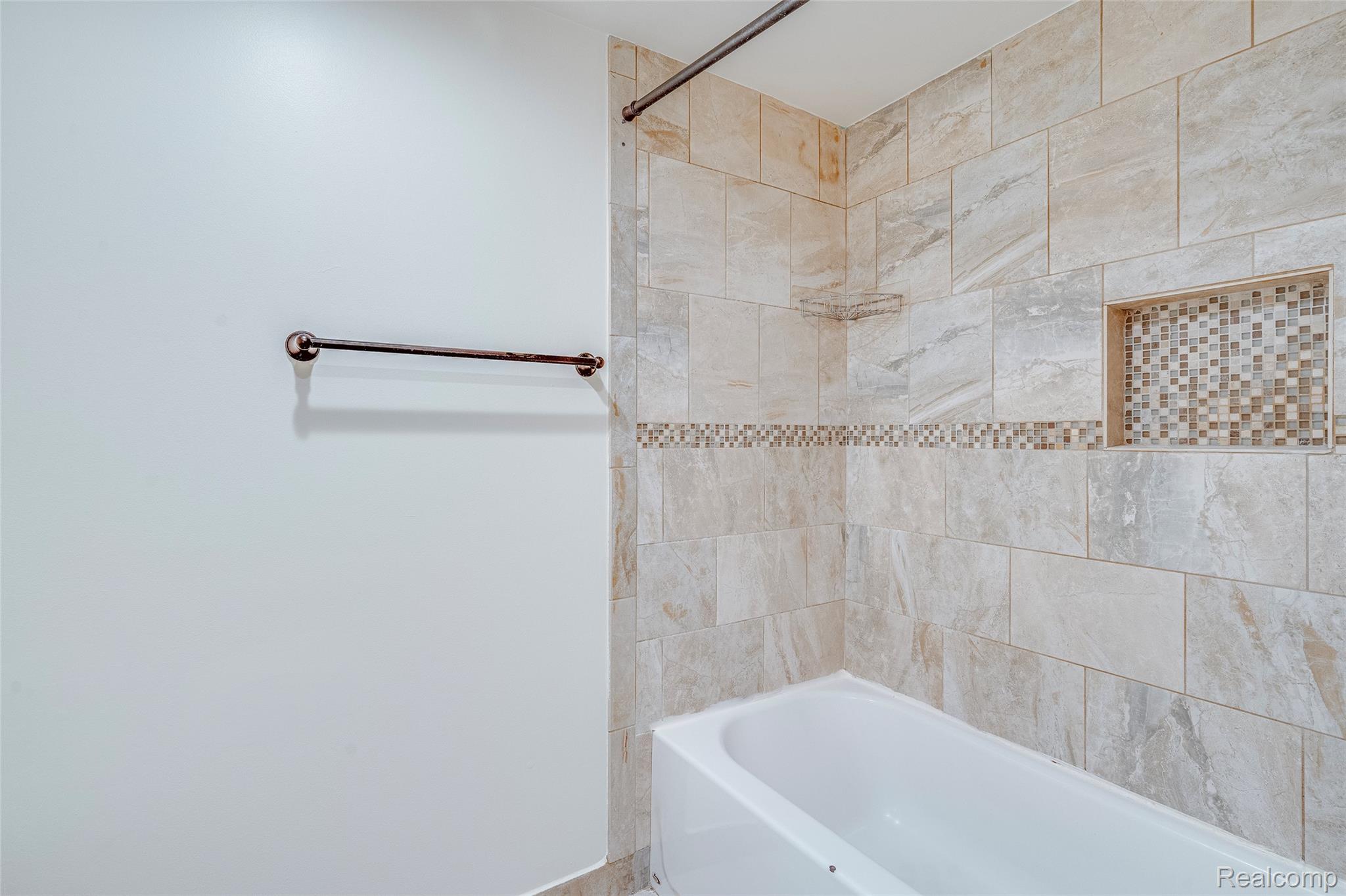 29860 West 12 Mile Road, Unit 604 Farmington, MI 48334 - Photo 21 of 26 Full bath featuring bathing tub / shower combination