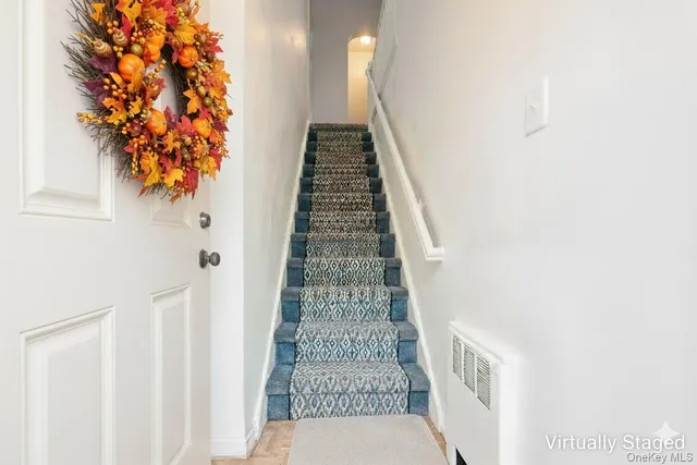 a view of entryway with a wall