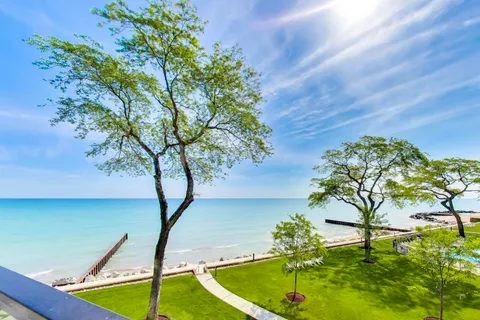 $935,000 | 1630 Sheridan Road, Unit 2C, Wilmette, IL 60091