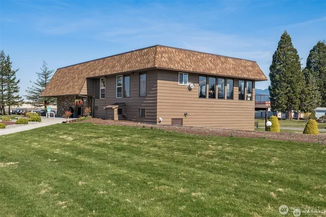 a view of a house with a yard