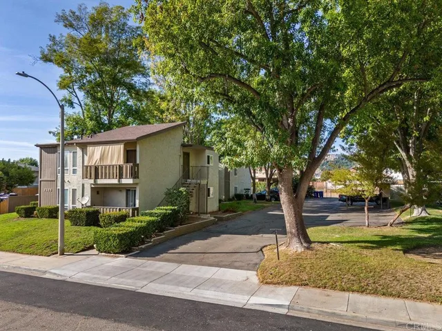 a view of a house with a backyard