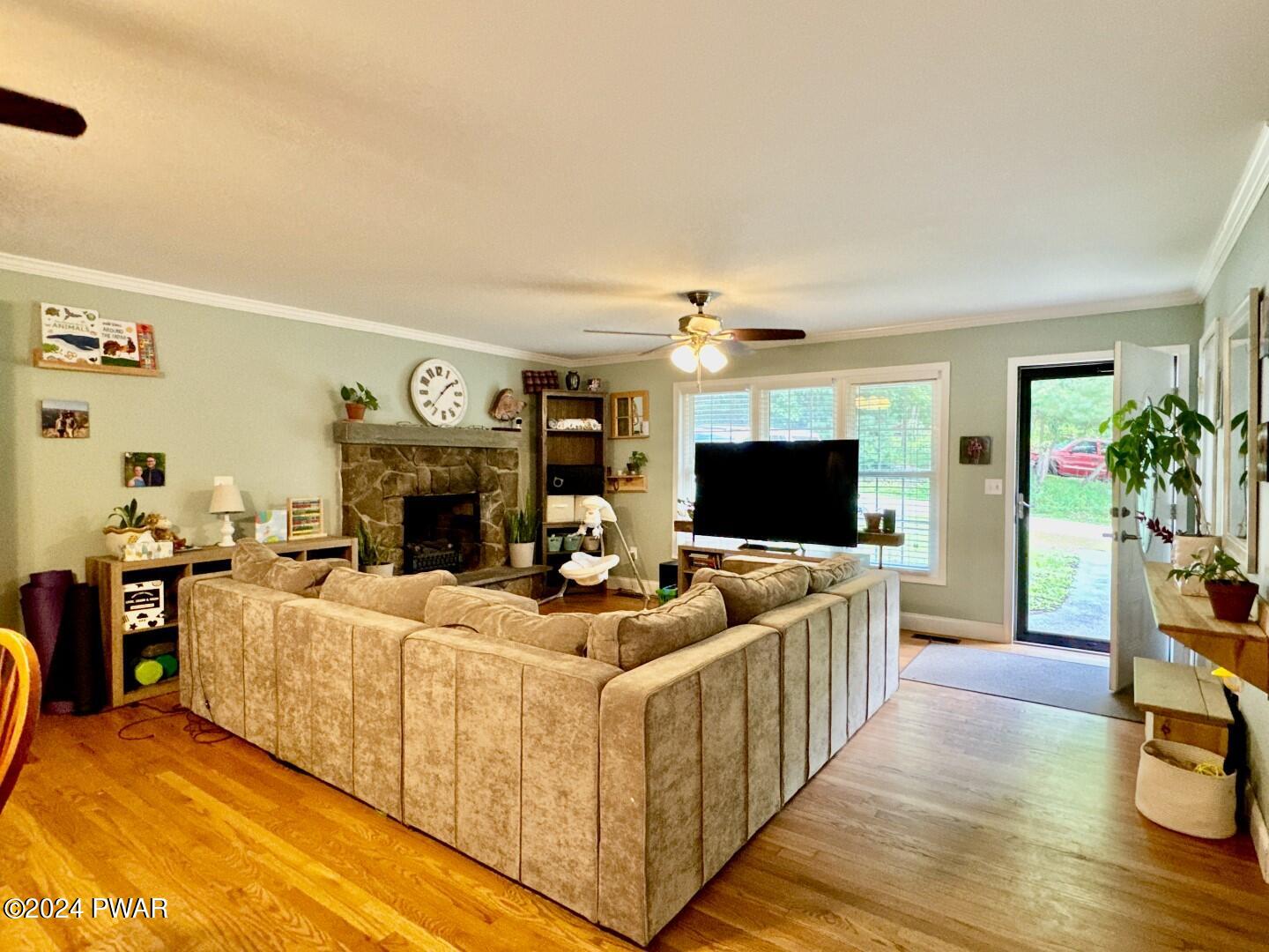 361 Ridge Avenue Hawley, PA 18428 - Photo 9 of 57 Living room