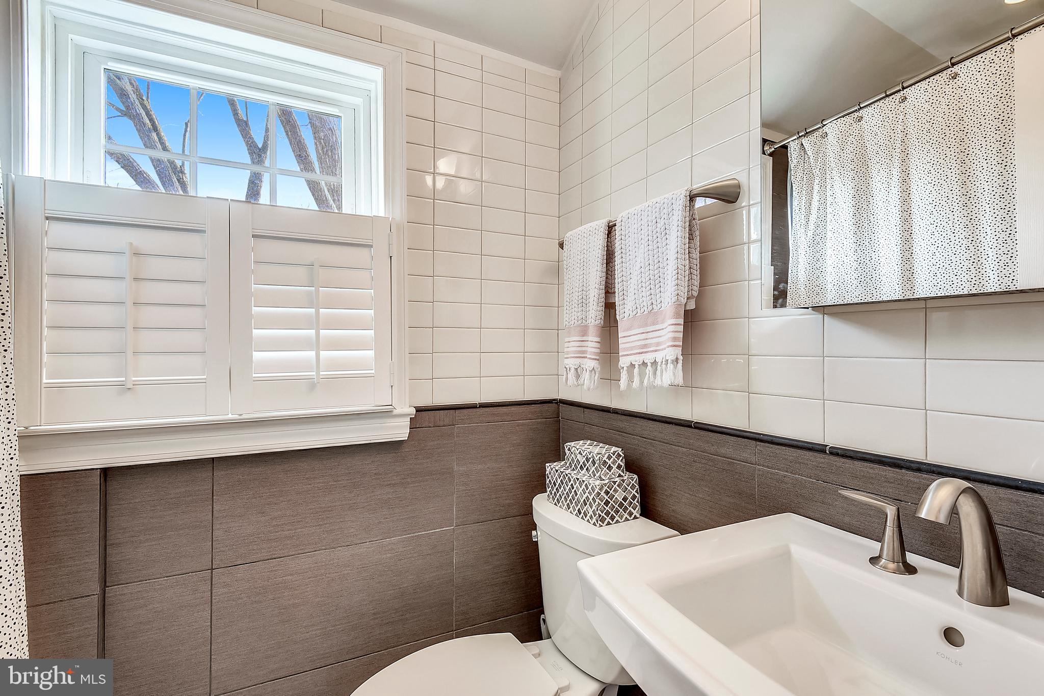 313 South Courthouse Road Arlington, VA 22204 - Photo 14 of 30 Upper Level Bathroom